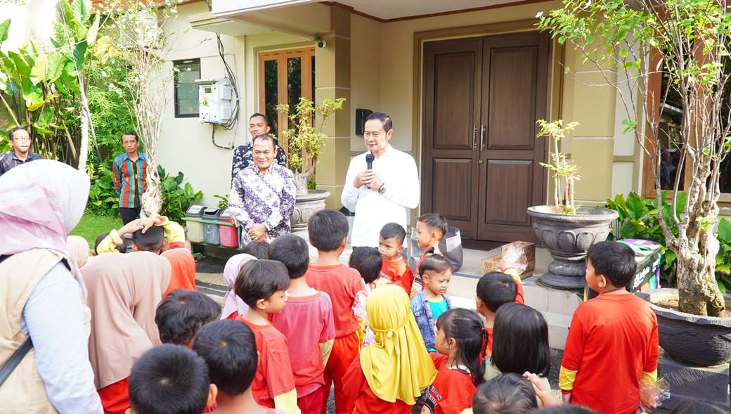 BERCERITA KE ANAK &ndash; ANAK: Bupati Lamongan Yuhronur Efendi menerangkan tentang Pendapa Lokatantra hingga Masjid Agung Lamongan. (RIKA RATMAWATI/RDR.LMG)