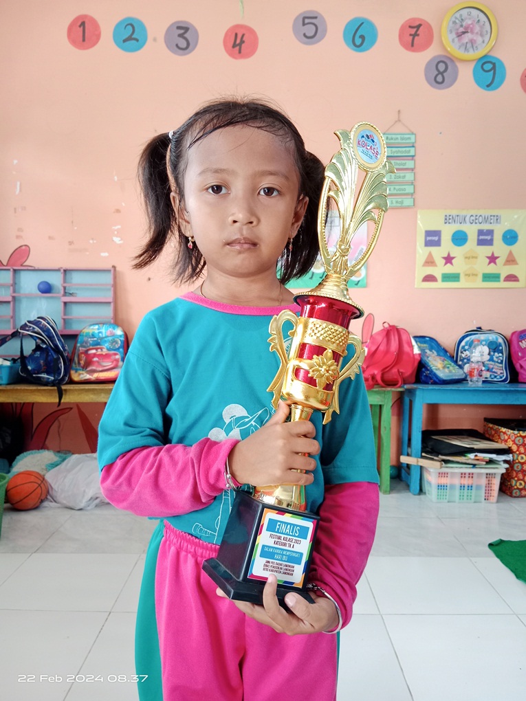 SUKA MENGGAMBAR: Cherika Martha Mafaza membawa piala Festival Kolase 2023. (IST/RDR.LMG)