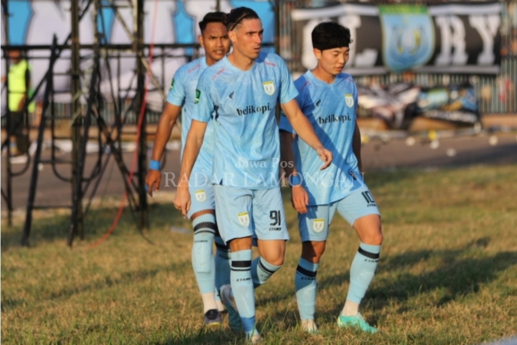 Suporter Persela Lamongan Berharap Musim Depan Masih Mempertahankan Dua Pemain Asing, Jonny Campbell dan Kim Do Hyun (Anjar. / rdrlmg)