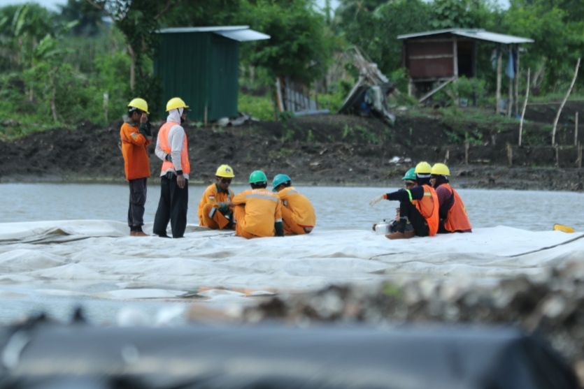 TAHAP AWAL: Petugas memasang lapisan geotekstil di JLU sesi satu di Desa Rejosari, Kecamatan Deket. (Anjar. / rdrlmg)