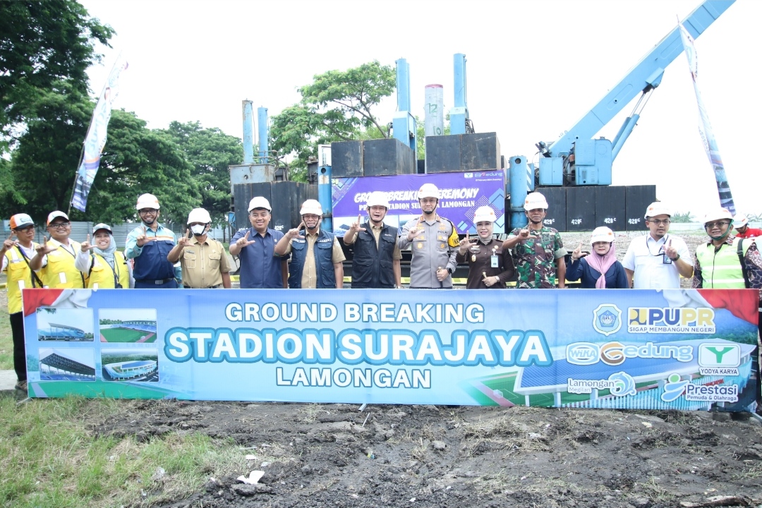 KEBERSAMAAN: Bupati Yes bersama Forkopimda Lamongan dan petugas teknis saat acara groundbreaking Stadion Surajaya, kemarin (27/2). (Anjar. / rdrlmg)