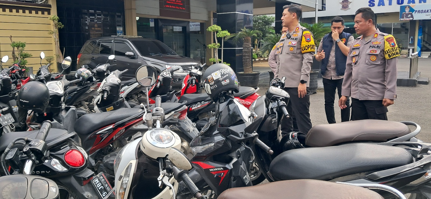 KENA TILANG: Motor &ndash; motor yang digunakan konvoi Selasa malam di jalan Karanggeneng  - Sukodadi. (GAMAL A/RDR.LMG)