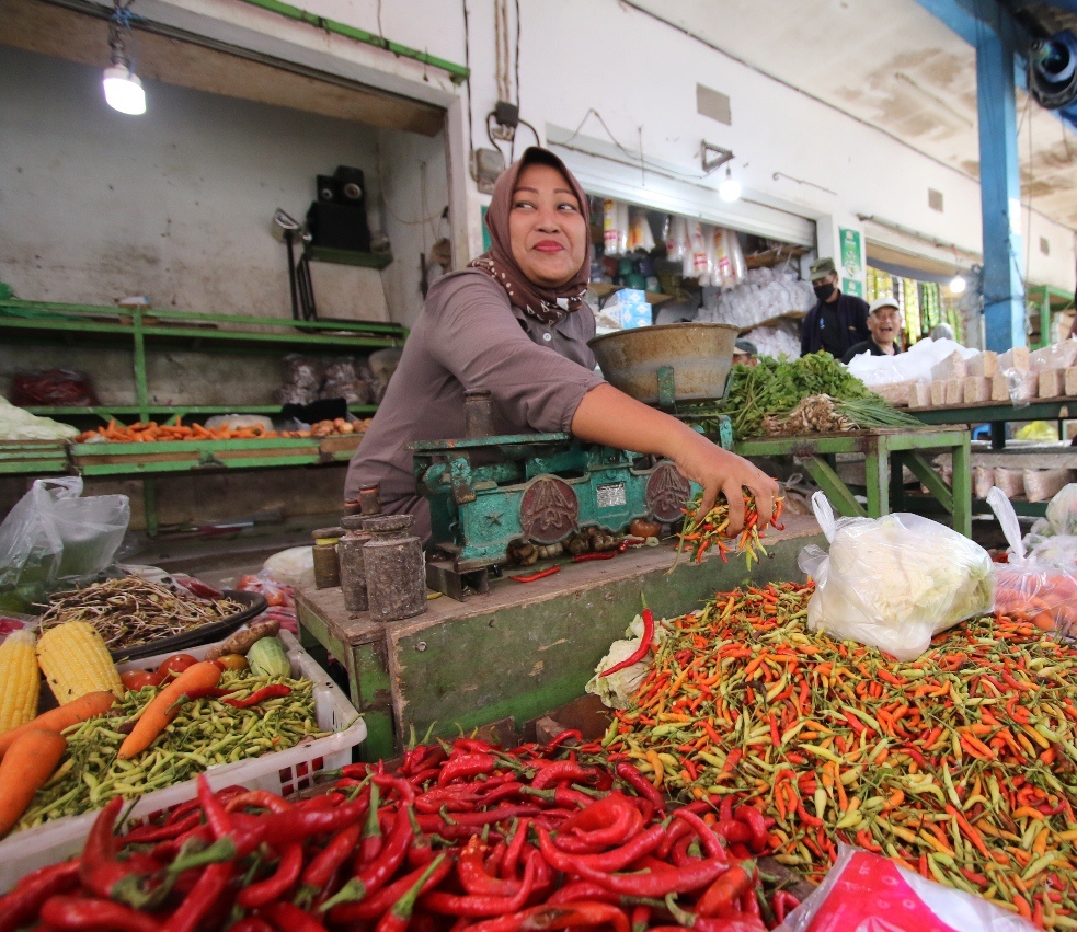 HARGA NAIK: Cabai yang dijual di salah satu pasar tradisional di Lamongan. (ANJAR DWI PRADIPTA/RDR.LMG)
