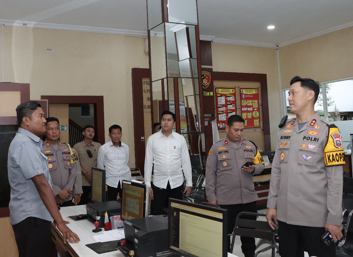 BERUSAHA MELANGKAH LEBIH BAIK LAGI: Kapolres Lamongan AKBP Bobby A. Condroputra, S.H didampingi Wakapolres Lamongan Kompol Akay Fahli mengunjungi pelayanan SPKT Polres Lamongan. (IST/RDR.LMG)