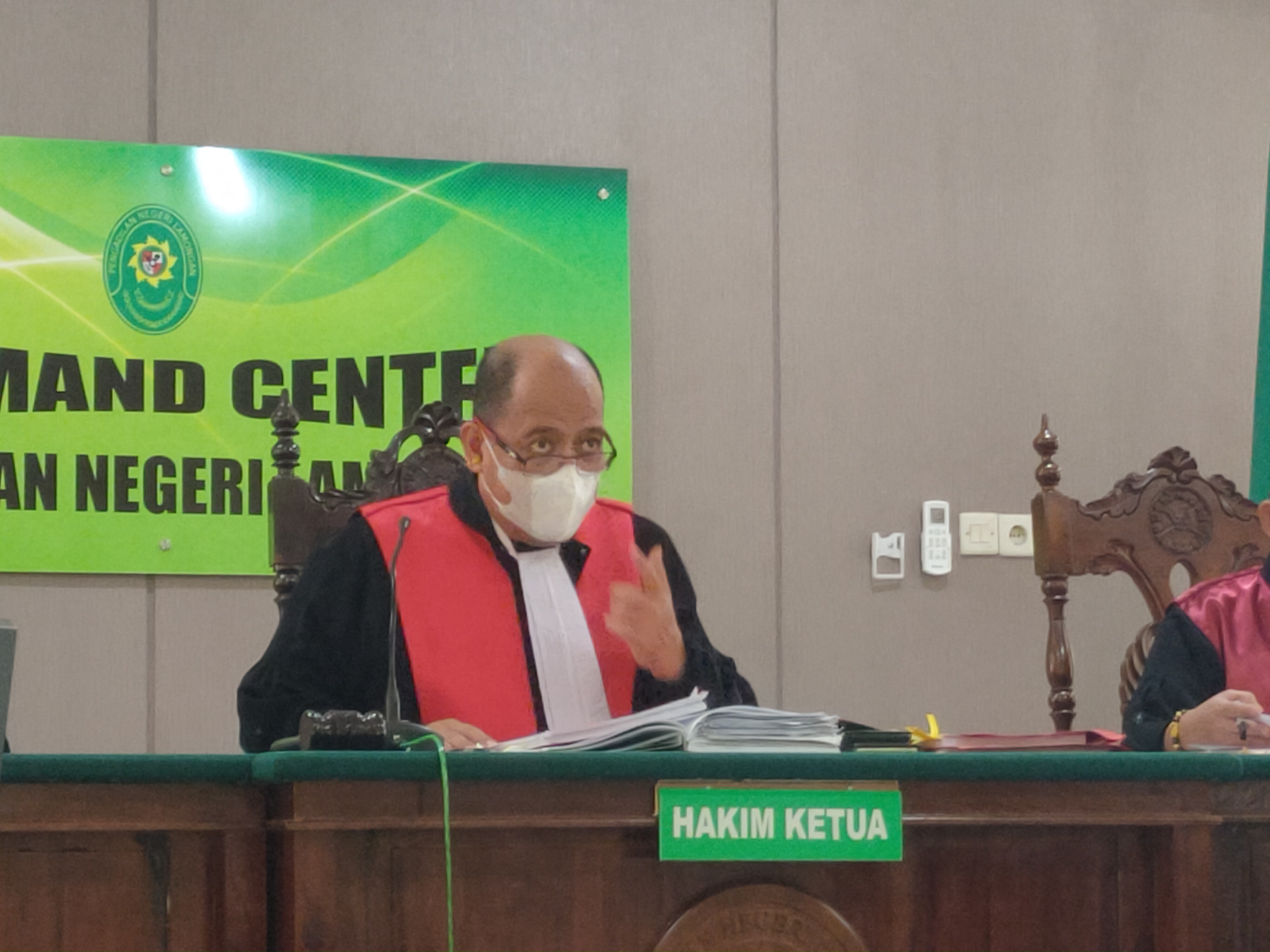 BACAKAN VONIS: Ketua Majelis Hakim PN Lamongan membacakan putusan kasus penggelapan uang pesanan meja jati. (IST/RDR.LMG)