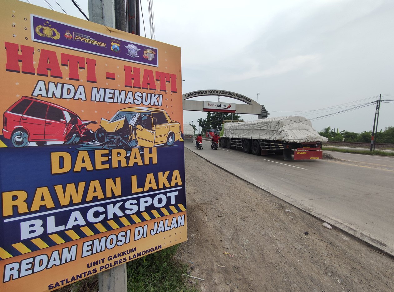 RAWAN KECELAKAAN: Area jalan nasional di sekitar wilayah Kecamatan Deket menjadi black spot karena banyaknya kecelakaan yang terjadi. (ANJAR DWI PRADIPTA/RDR.LMG)