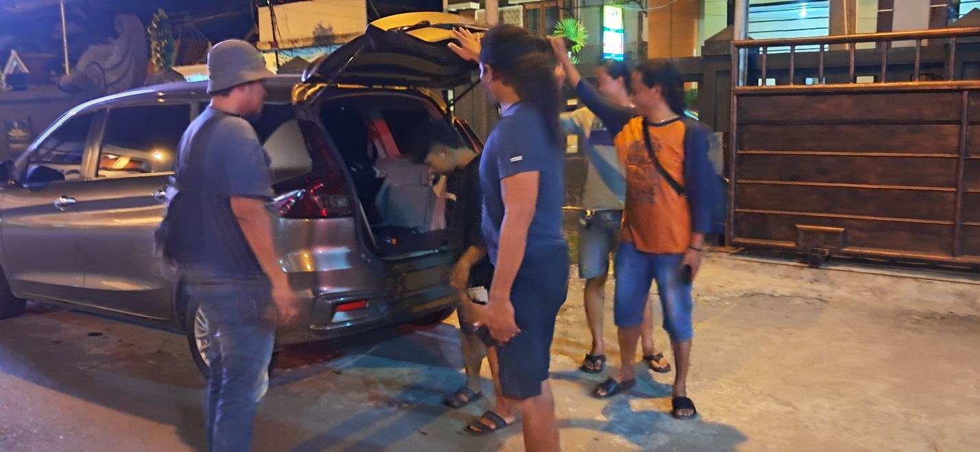 DIBAWA KE MARKAS: Nur alias Didi dikelilingi polisi sebelum dimintai keterangan. (IST/RDR.LMG)