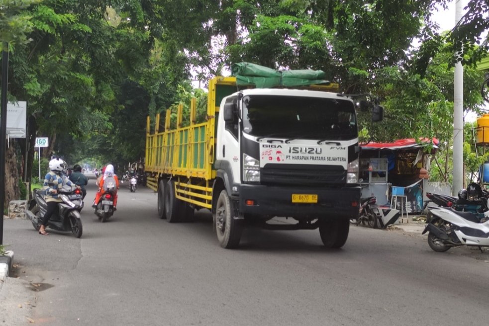 MENYEMPIT : Truk bertonase besar yang melintas di Jalan Kusuma Bangsa Lamongan (Anjar. / rdrlmg)