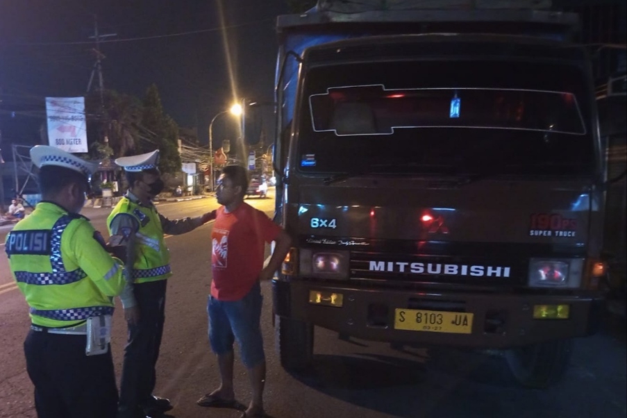 BANDEL : Lima truk ditindak petugas polres lamongan karena parkir di bahu jalan nasional Lamongan - Surabaya (istimewa)