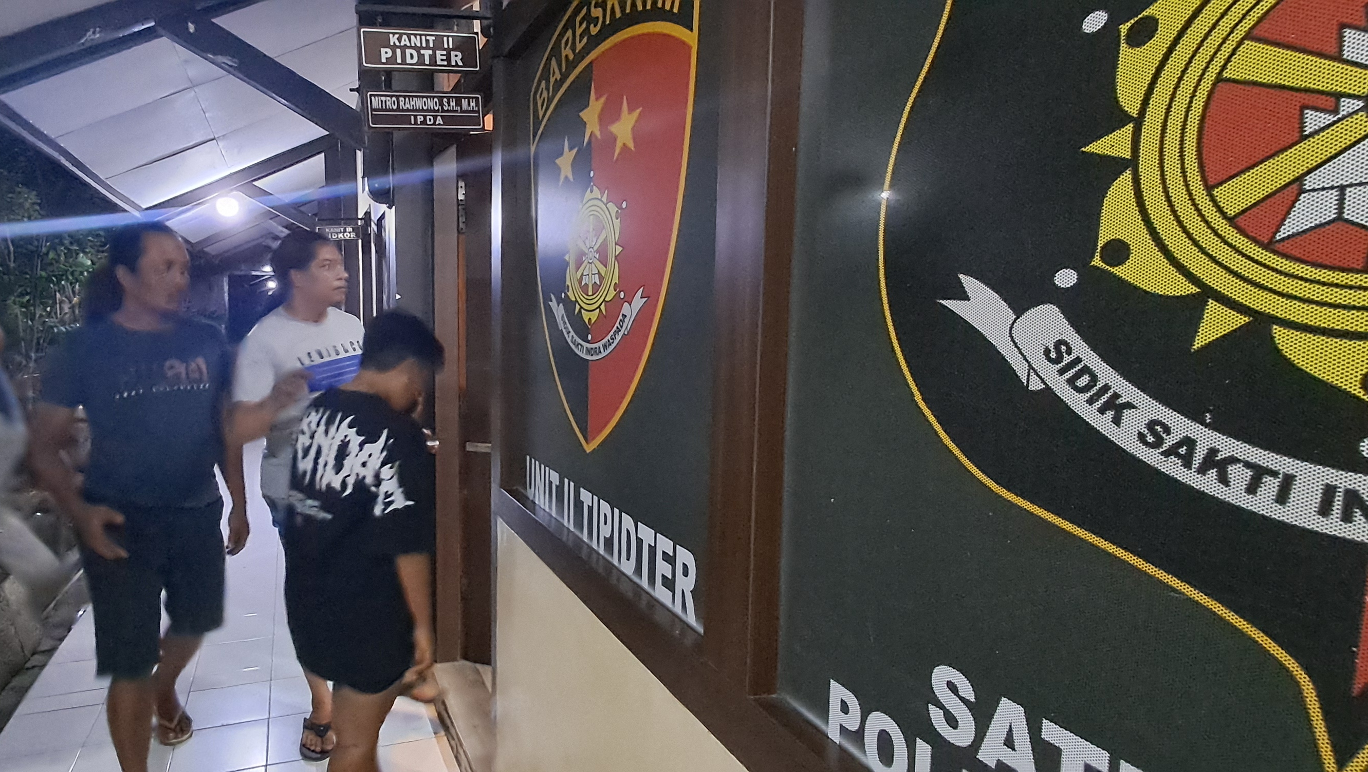 DIKAWAL PETUGAS: Nur saat hendak menjalani pemeriksaan di Mapolres Lamongan. (IST/RDR.LMG)