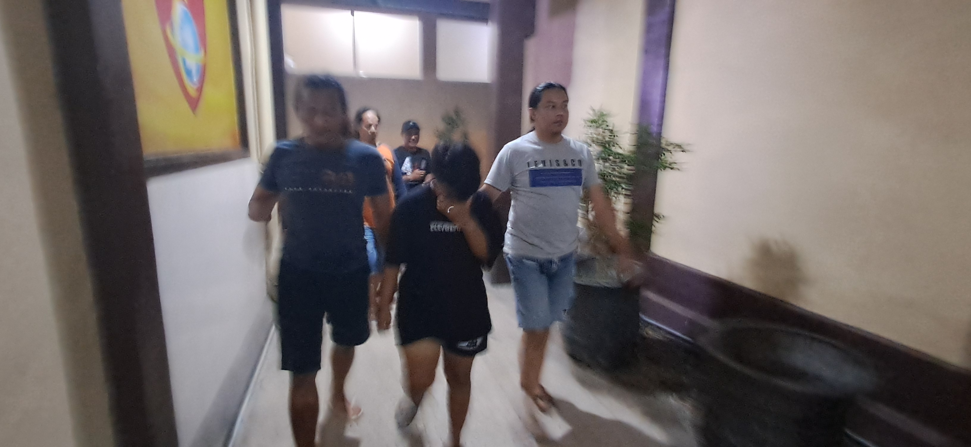 URUSAN DENGAN POLISI: Nur sebelum menjalani pemeriksaan di Mapolres Lamongan. (IST/RADAR.LMG)