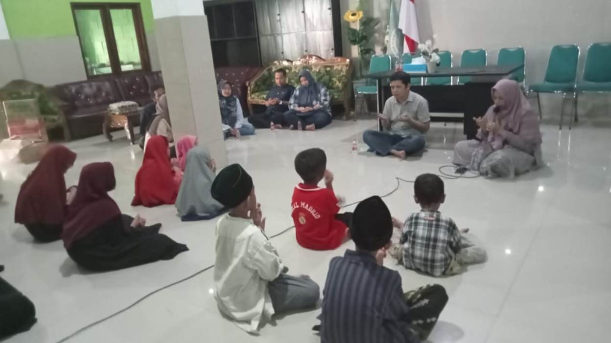 DOA BERSAMA: Nyai Mumun memimpin doa yang diikuti anak panti Al-Mu&rsquo;awanah Lamongan dan kru Jawa Pos Radar Lamongan kemarin. (IST/RDR.LMG)