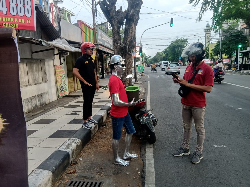 IKUT DIAMANKAN: Manusia silver yang terjaring operasi Satpol PP Lamongan. (IST/RDR.LMG)