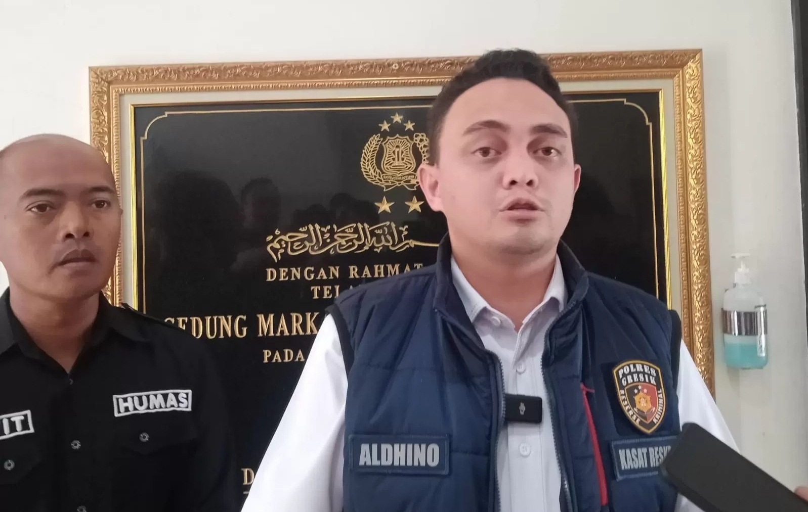 BERI KETERANGAN: Kasatreskrim Polres Gresik AKP Aldhino Prima Wirdhan. (DOK/Radar Gresik)