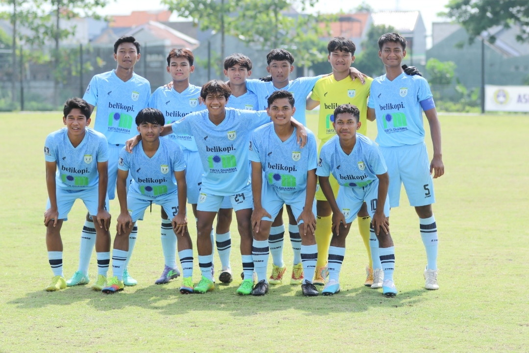 SEMOGA BERUNTUNG : Tiga Pemain PFA kelompok u18 berangkat seleksi timnas (Anjar. /rdrlmg)