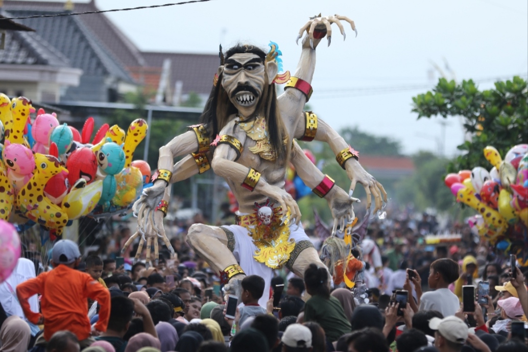 RAMAI : Pawai ogoh-ogoh di Desa Balun Kecamatan Turi jadi daya tarik masyarakat Lamongan untuk menyaksikan perayaannya (Anjar. / rdrlmg)