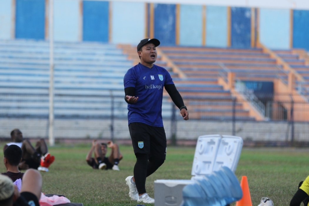 MENYESUAIKAN : Pelatih fisik Persela, Budi Kurnia, berencana ambil kursus pelatih fisik lisensi A di Malaysia (Anjar. / rdrlmg)