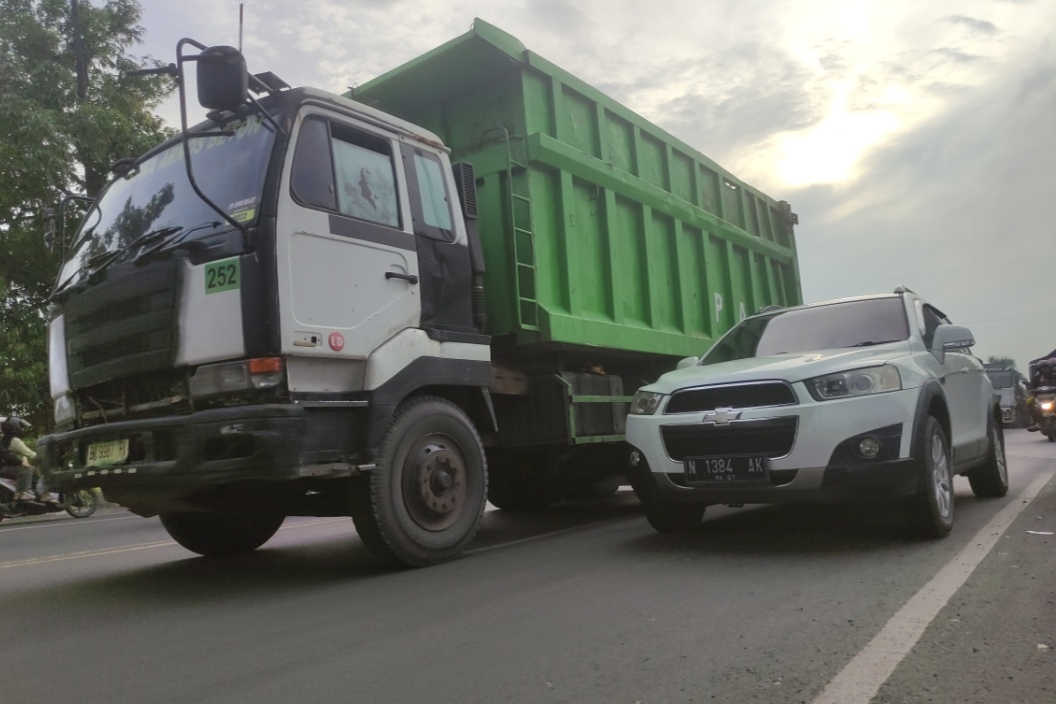 PADAT : Jalur Nasional Lamongan - Surabaya terpantau padat selama long weekend (Anjar / rdrlmg)