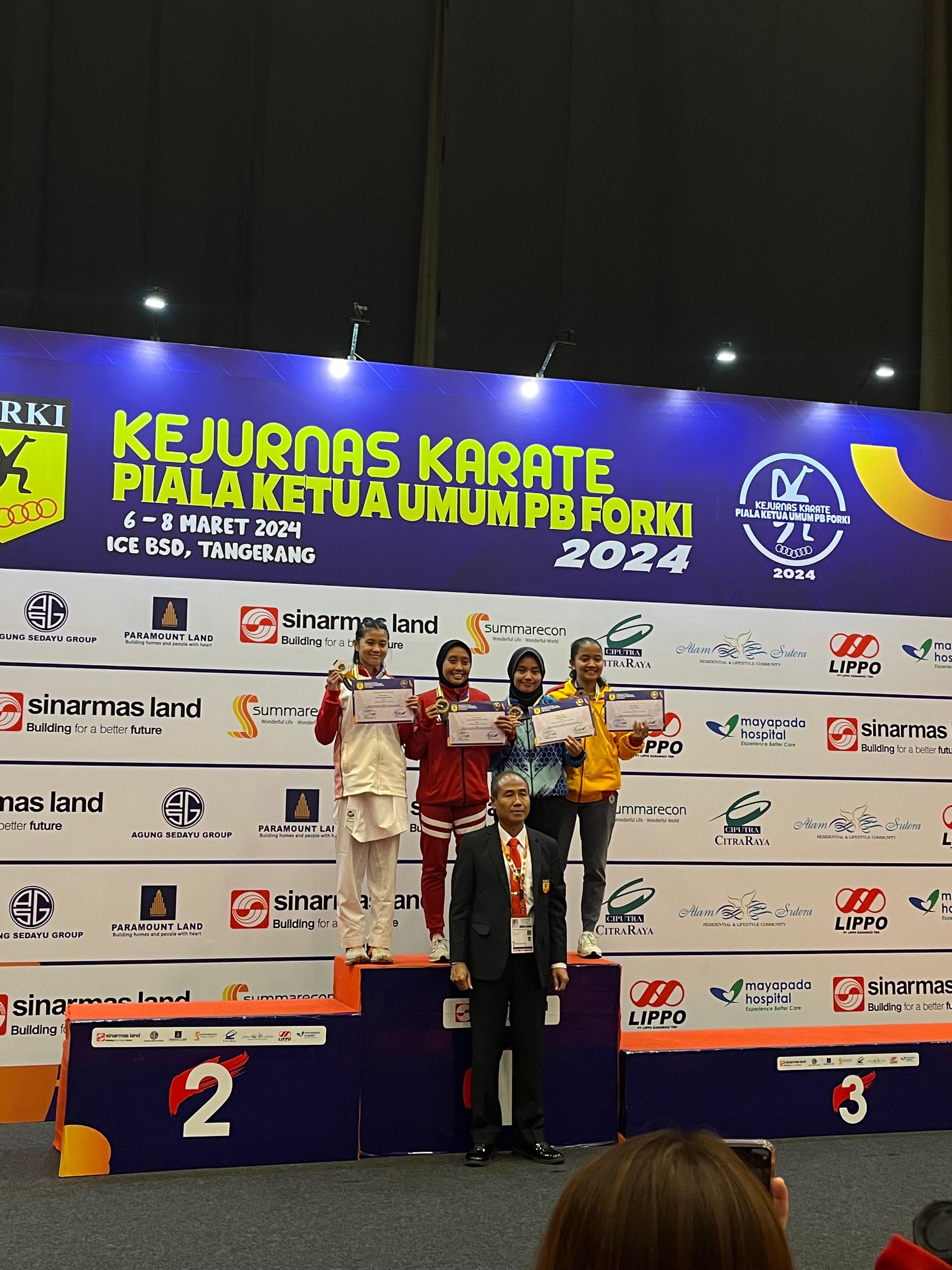 PRESTASI NASIONAL: Mulia Jischa Cherryl Shikiza (berjaket merah) meraih medali emas pada kejurnas di Tangerang. (IST/RDR.LMG)