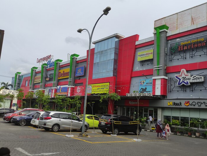 MASIH BERLAKU PAJAK LAMA: Tempat hiburan yang ada di Lamongan Plaza belum dikenai aturan pajak baru dari pemerintah pusat. (ANJAR DWI PRADIPTA/RDR.LMG)