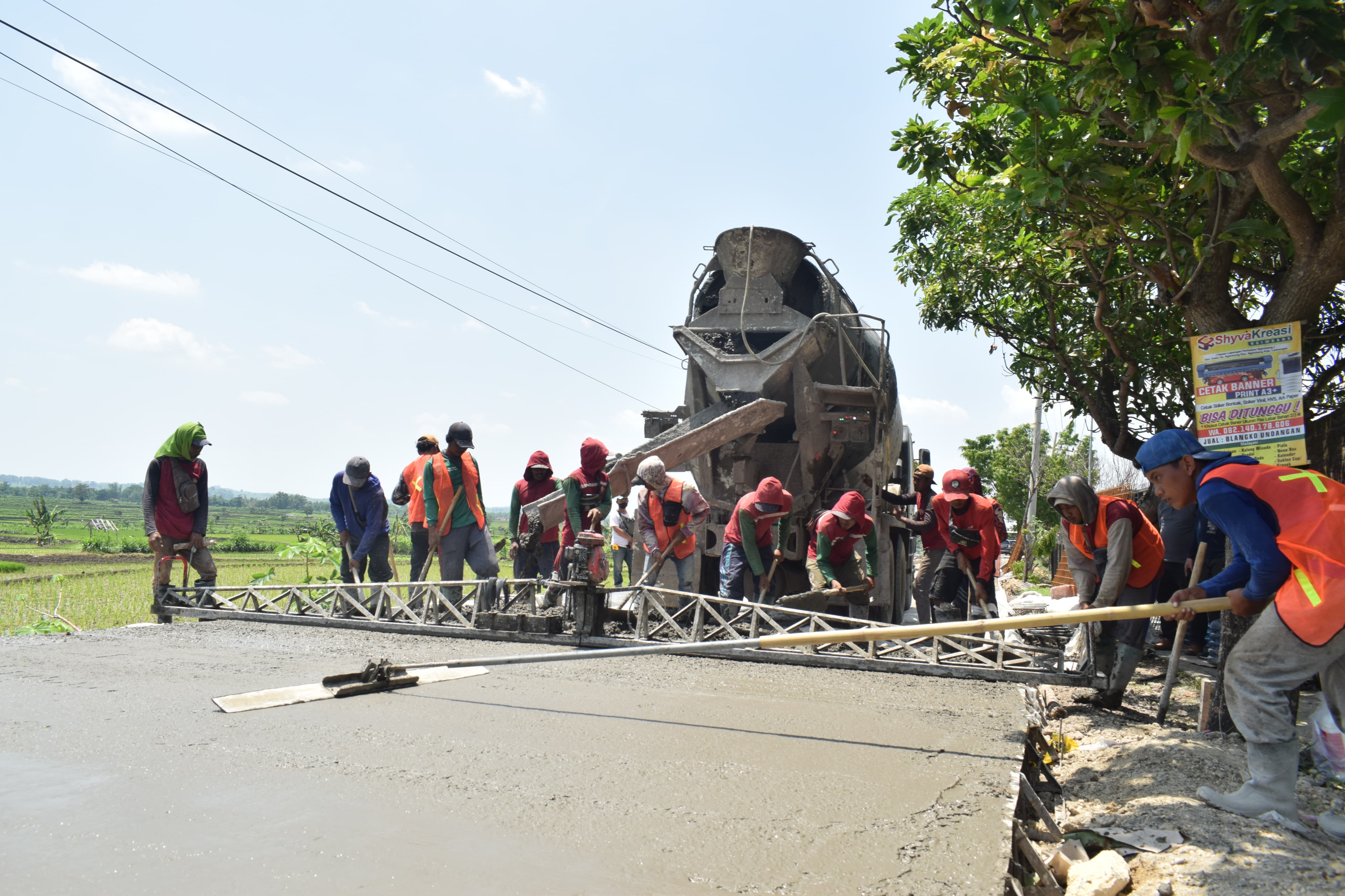 BERKELANJUTAN: Proyek salah satu jalan dari program Jamula yang dikerjakan tahun lalu. Tahun ini, ada 48 ruas jalan yang diperbaiki. (DOK/RDR.LMG)