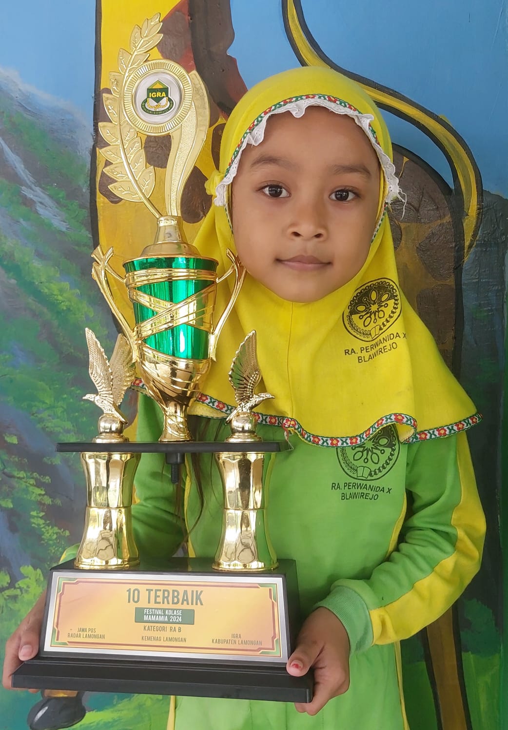 DIDAMPINGI BUNDA SAAT BELAJAR: Syarmahira Sheril Maurinda membawa piala 10 terbaik Festival Kolase Mamamia 2024. (IST/RDR.LMG)