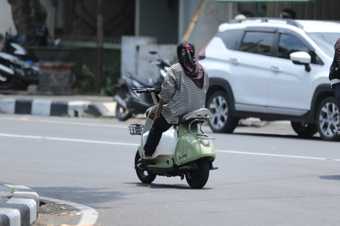 Pengguna Sepeda Listrik saat Melintas di Jalan Lamongrejo abaikan Safety riding (Anjar. / rdrlmg)