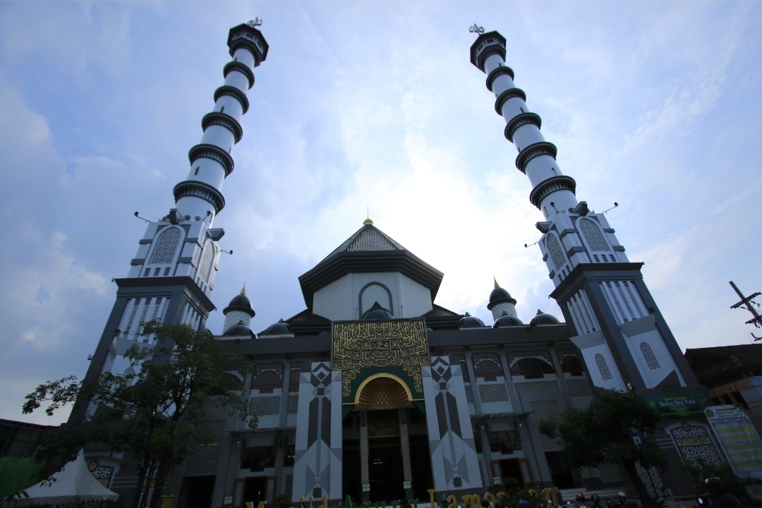 Masjid yang berada di Pusat Kota Lamongan ini rutin membuat kegiatan selama bulan Ramadan (anjar. / rdrlmg)