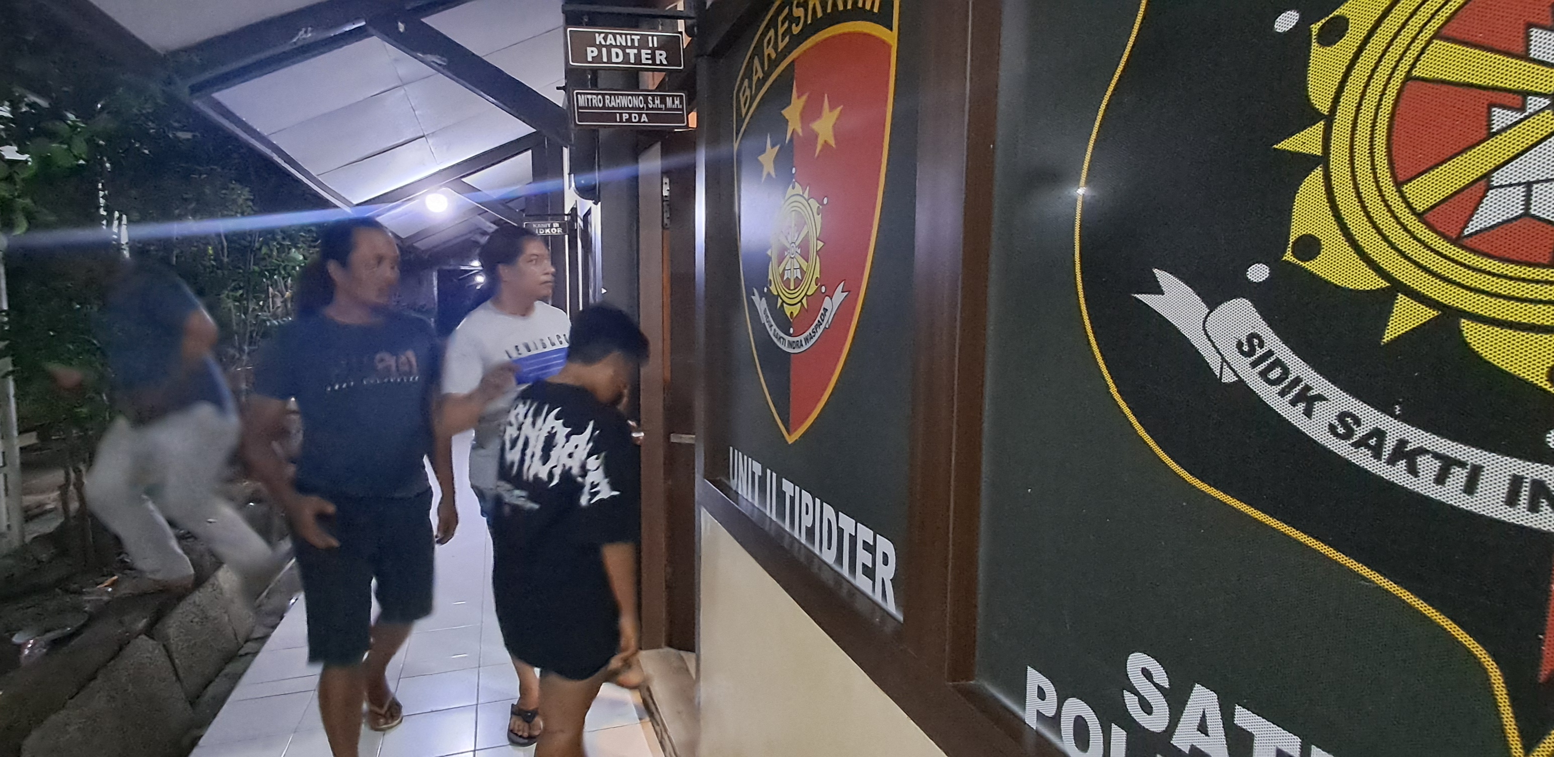 TERUS DIUSUT: Nur ketika dibawa ke Mapolres Lamongan. Dia diduga membunuh pekerja bengkel di Sumberwudi, Kecamatan Karanggeneng. (IST/RDR.LMG)