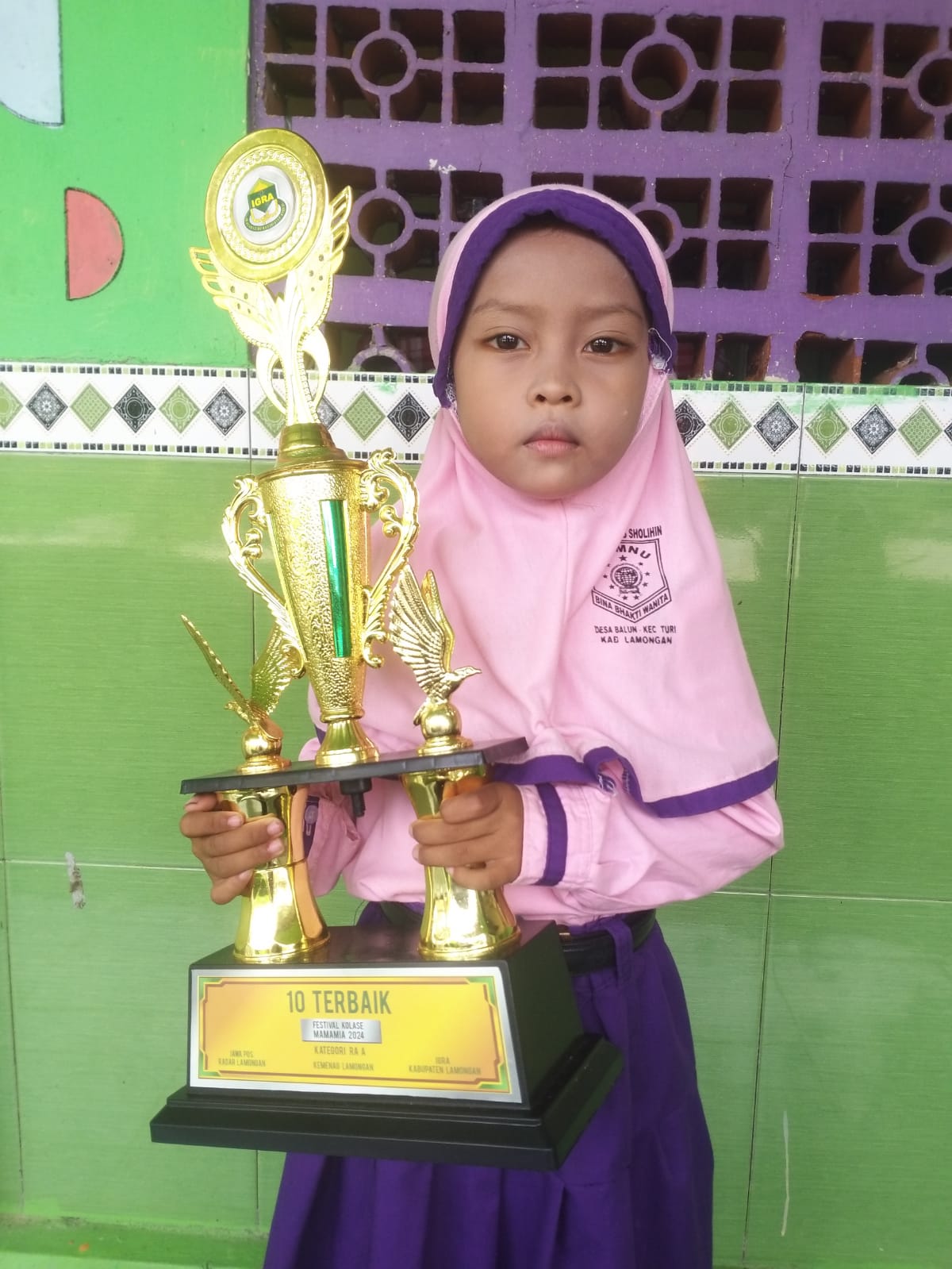 SUKA FILM KARTUN: Arsyila Ramadhani membawa piala 10 terbaik Festival Kolase Mamamia 2024. (IST/RDR.LMG)