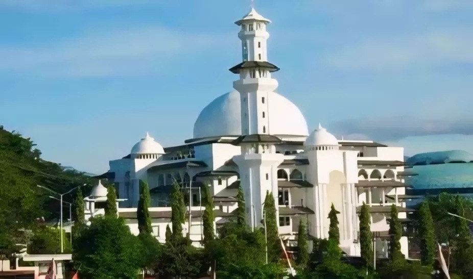 BANYAK YANG SEDIAKAN TAKJIL GRATIS: Salah satu masjid di Kota Malang. (RADAR MALANG)