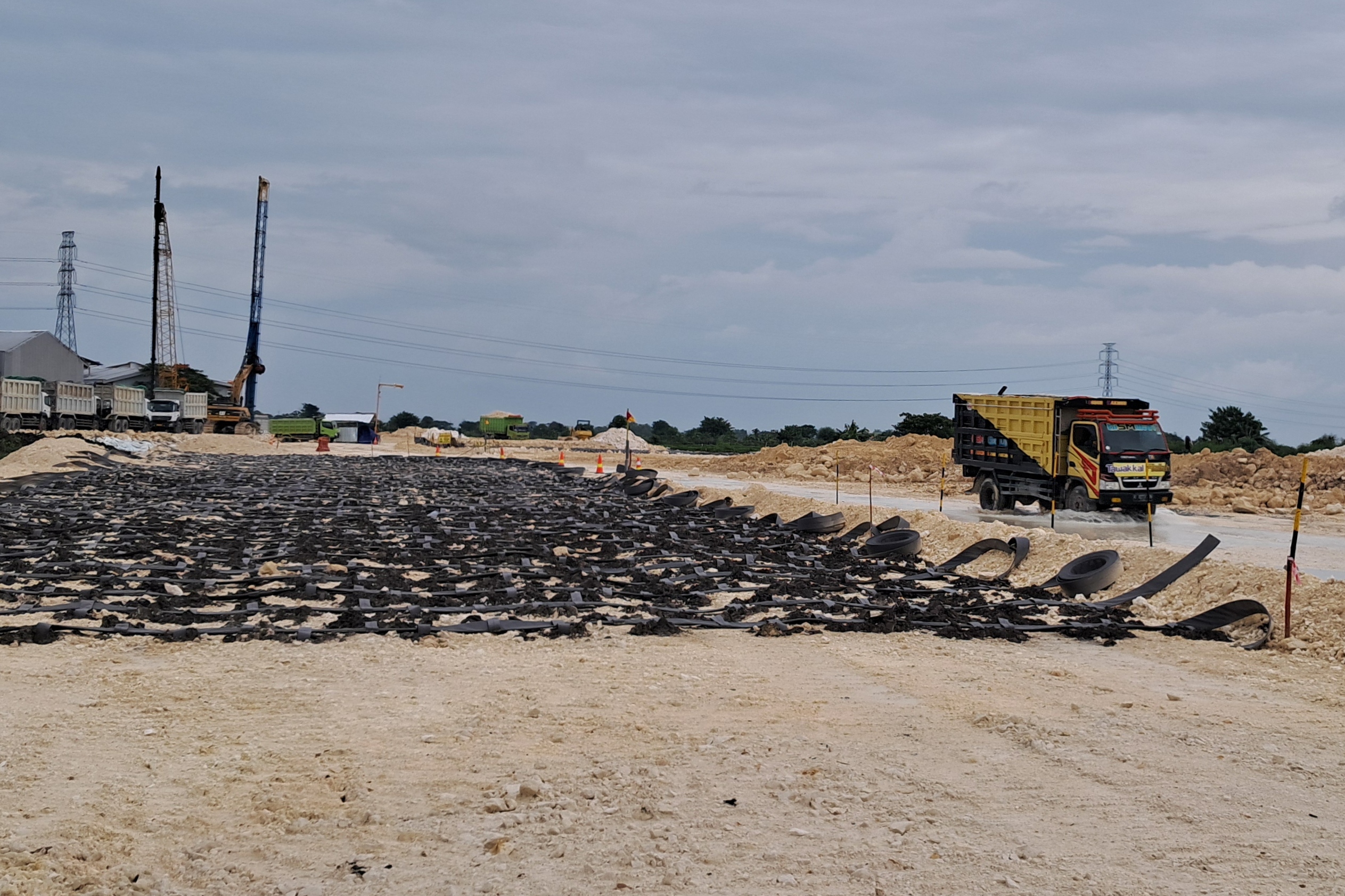 TERKENDALA CUACA : Proyek JLU Lamongan terus dikebut meski intensitas hujan di Lamongan Tinggi (gamal. / rdrlmg)