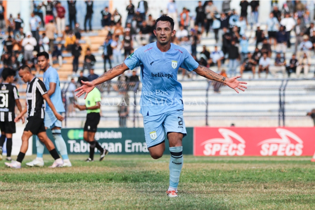 INGIN TEBUS HUTANG: Silvio Escobar, merasa masih memiliki hutang karena gagal membawa Persela lolos ke Liga 1 (Anjar. / rdrlmg)