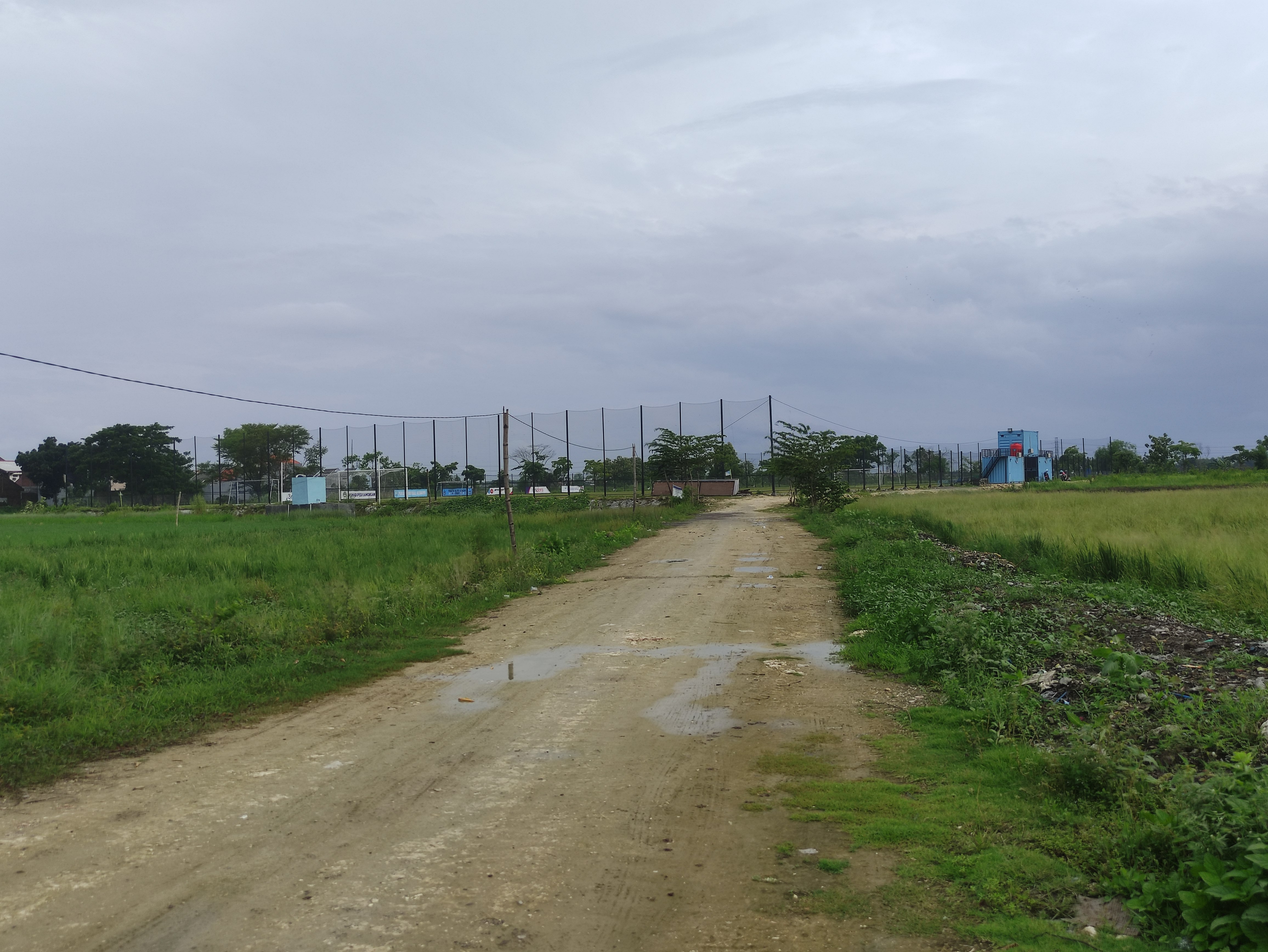 PEMADATAN LAGI: Akses jalan menuju lapangan Gajahmada bakal dilakukan pengurukan pedel keras. (ANJAR DWI PRADIPTA/RDR.LMG)