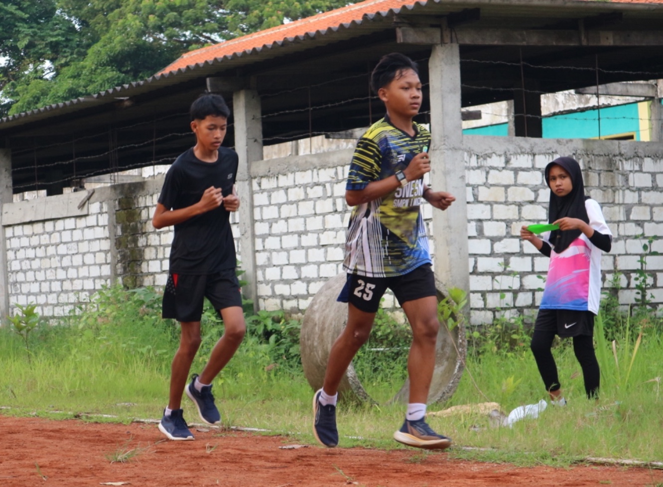 LATIHAN KETAHANAN FISIK: Pelari Lamongan berlatih untuk menghadapi kejurda. (IST/RDR.LMG)