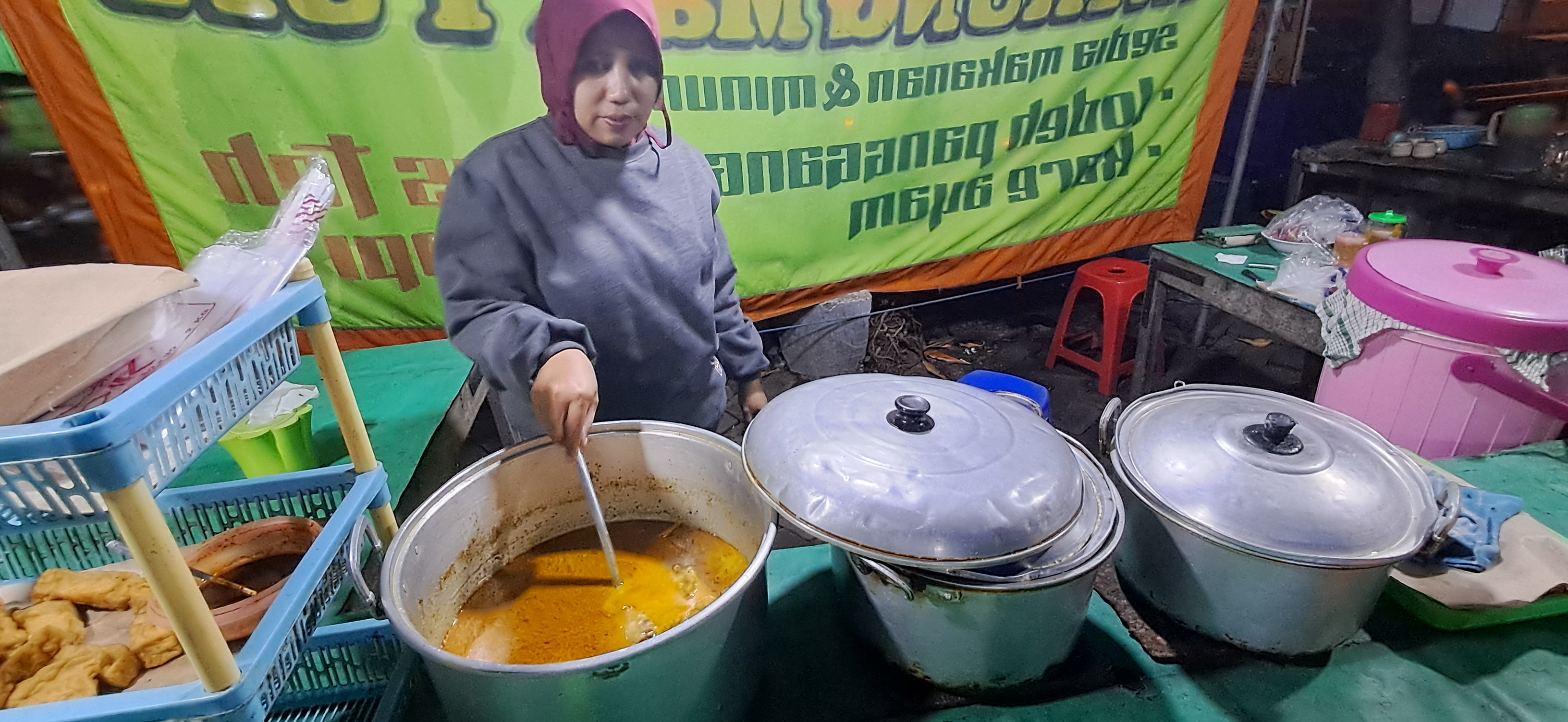 RESEP TURUN TEMURUN : Nikmatul Faziah ketika menyajikan kare ayam kampung (GAMAL A/RADAR.LMG)