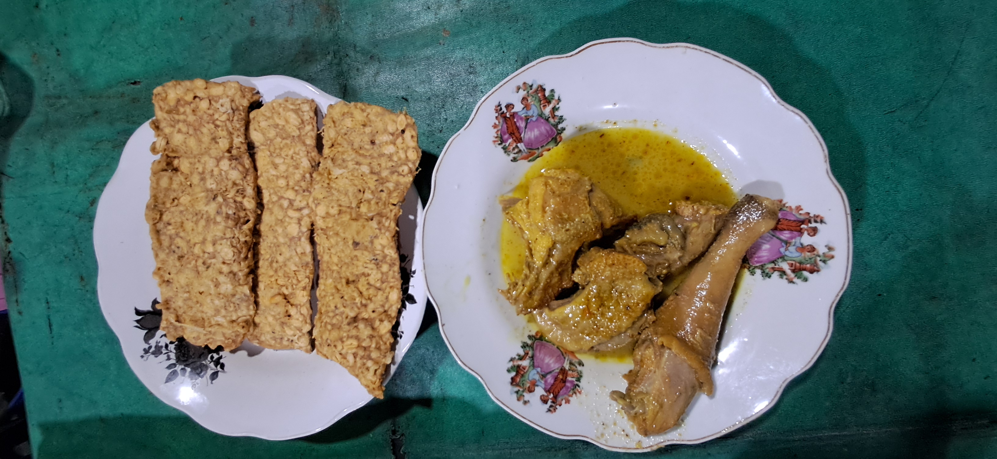 ALTERNATIF TEMPAT BERBUKA: Warung semipermanen Mak Yuk yang dikenal dengan kare Embong Miring Babat menyajikan ayam kampung dan tempe krispi untuk hidangan.  (GAMAL A/RADAR.LMG)