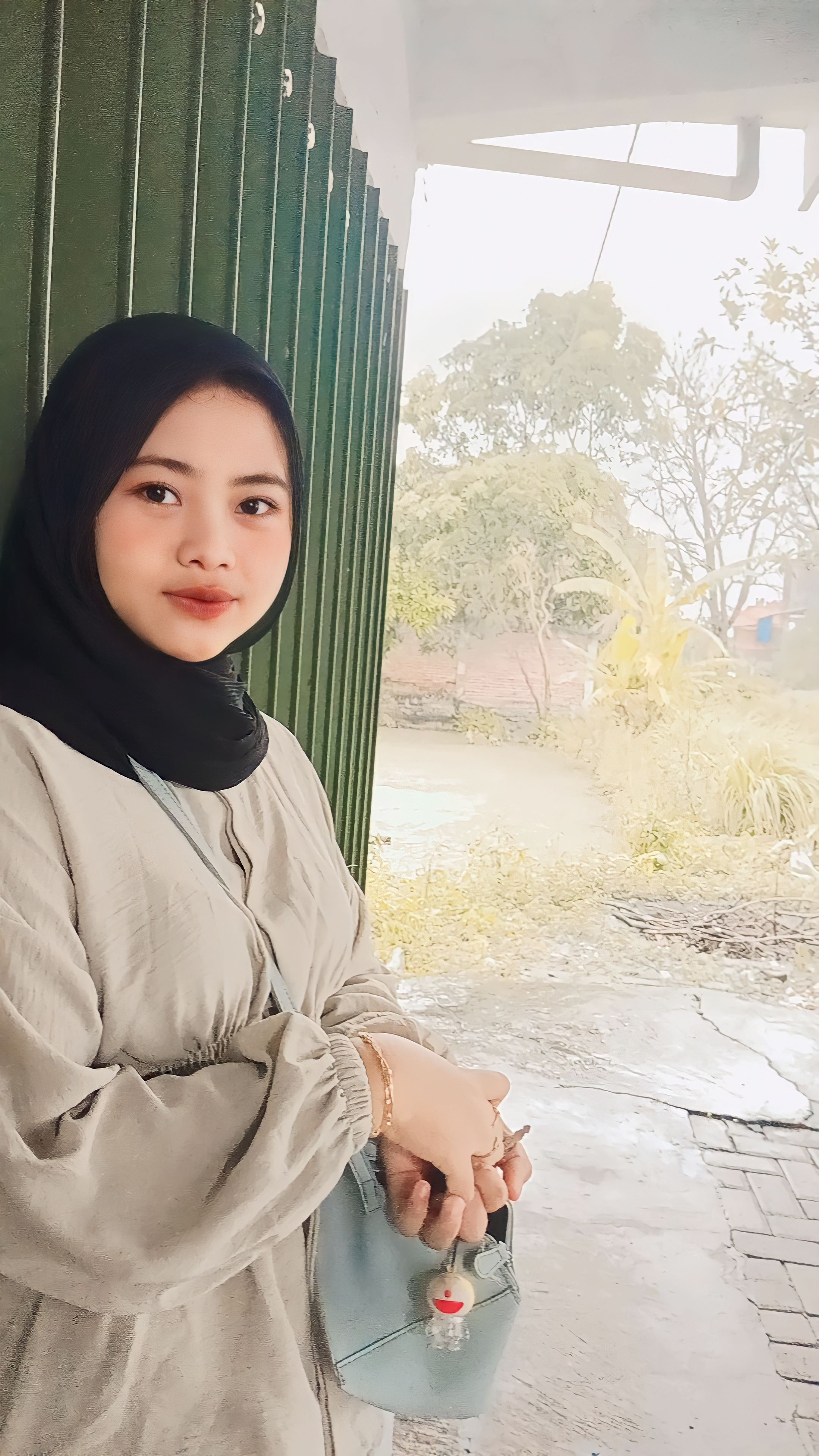 SERING BACA JURNAL:  Mahasiswi UIN Sunan Ampel Surabaya, Megafitria Farida Aisha. (IST/RDR.LMG)