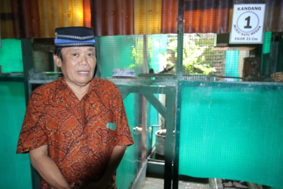 HOBY : Sejak tahun 1995, Langgeng warga Perumnas Made ini sudah hoby merawat beberapa jenis burung (anjar. / rdrlmg)