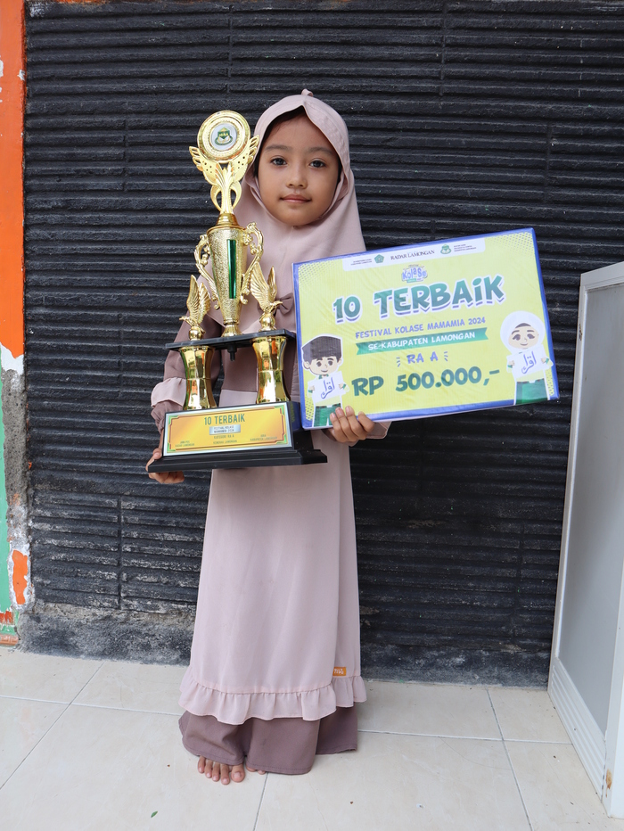 MILIKI SEPULUH BONEKA: Vica Fiqhiyah membawa piala 10 terbaik Festival Kolase Mamamia 2024.  (IST/RDR.LMG)