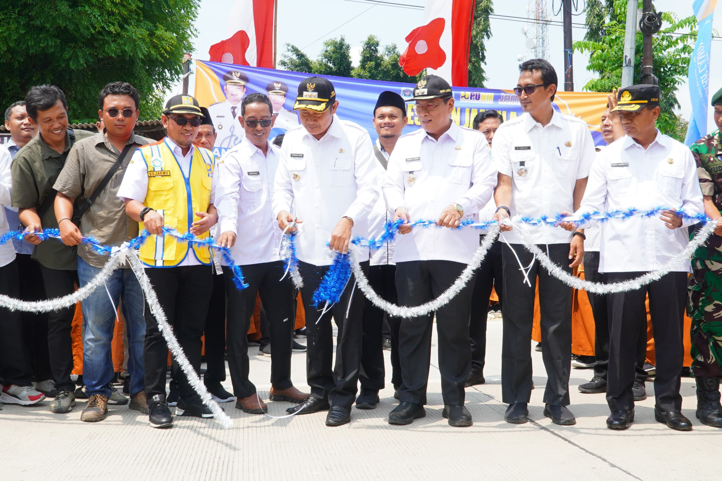 KERJA NYATA: Bupati Yes saat meresmikan ruas jalan di Kecamatan Sukorame yang telah tuntas dikerjakan. (Istimewa)