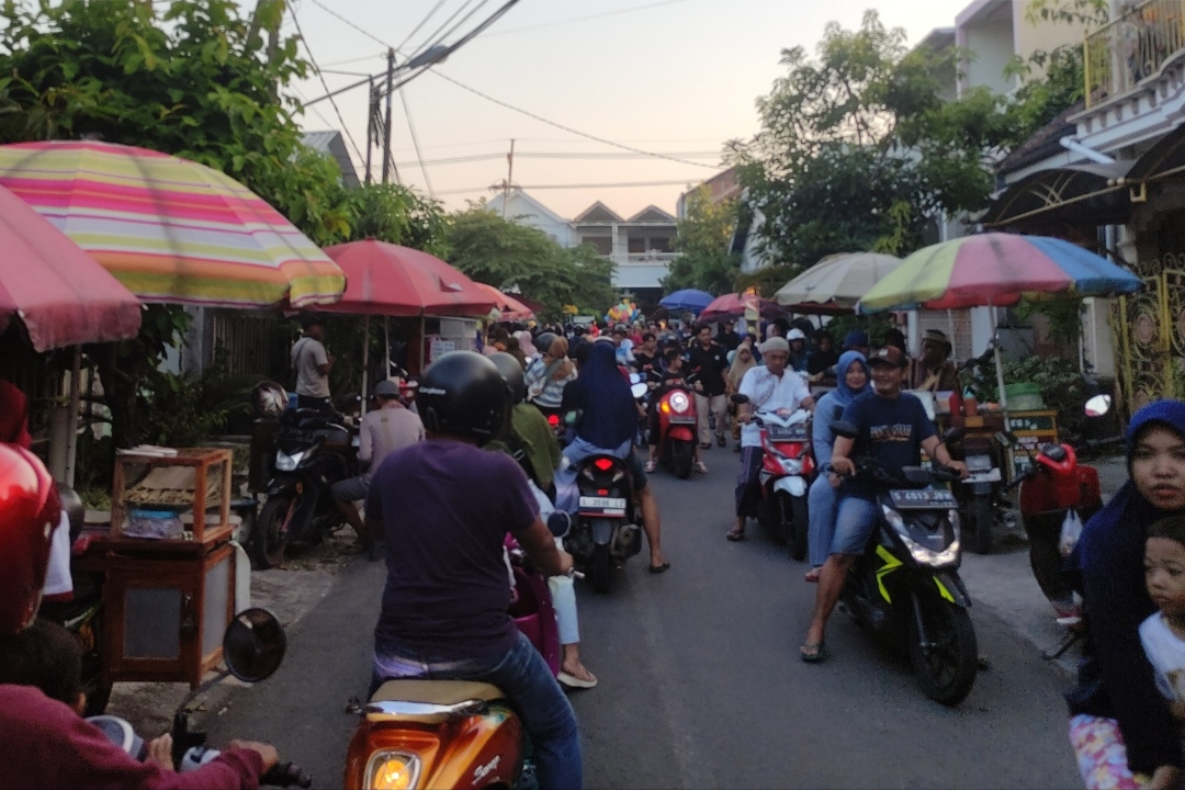 PADAT : Sepanjang jalan di Perumnas Made ini banyak ditemui beberapa jenis jajanan takjil (Anjar. / rdrlmg)