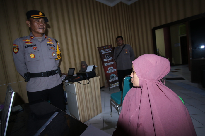 DIMINTAI KETERANGAN: Pelaku pencurian dompet di Pasar Sidoharjo, Lamongan. (ANJAR DWI PRADIPTA/RDR.LMG)