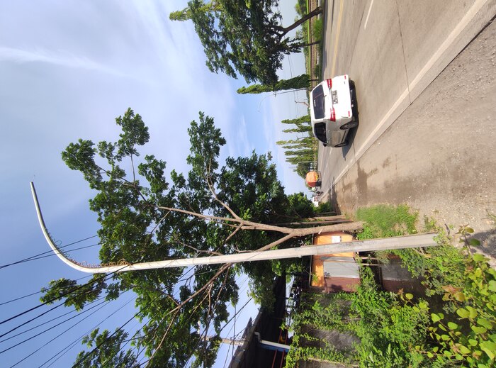 JANJIKAN SEGERA LEBIH TERANG: Tiang PJU di pinggir jalan nasional. Sejumlah PJU jalan tersebut saat ini masih dikeluhkan karena padam.  (ANJAR DWI PRADIPTA/RDR.LMG)