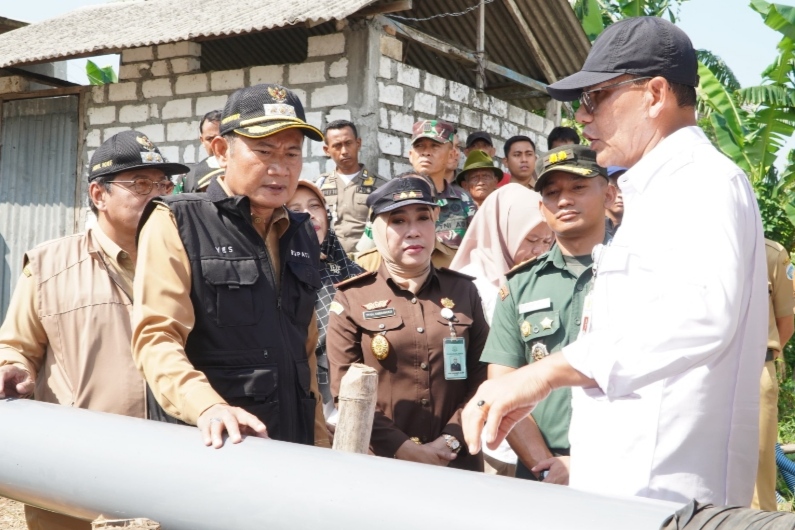 BERSINERGI : Bupati Yes dan Forkopimda, mendampingi Dirjen PSP Kementan, Ali Jamil meninjau Pompa di Desa Pringgoboyo Maduran (ist)