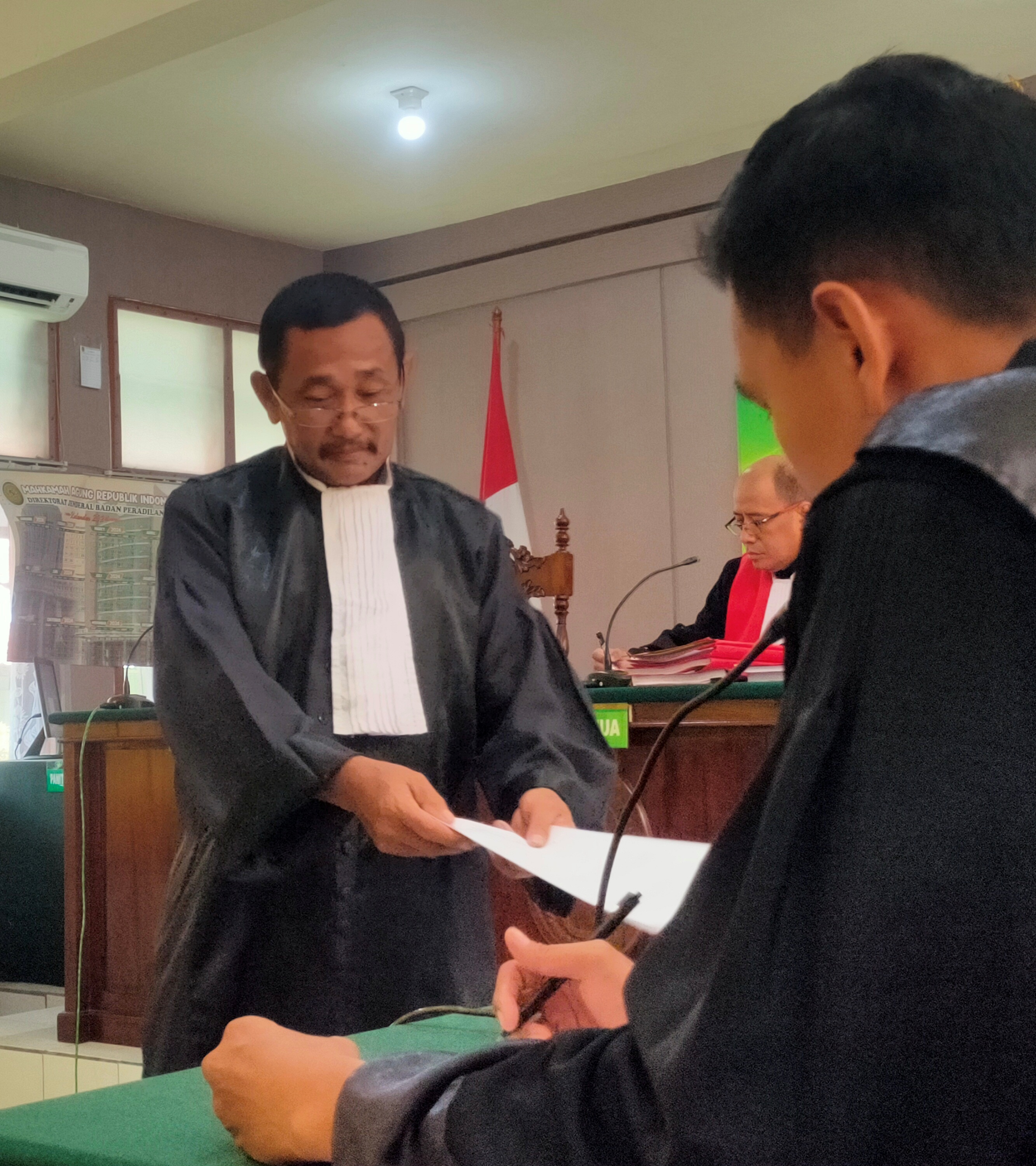 TUNTUT 7 TAHUN: Jaksa Penuntut Umum Suprayitno menyerahkan berkas tuntutan tujuh tahun terkait kasus perantara sabu ke penasihat hukum Arif Hidayat. (IST/RDR.LMG)