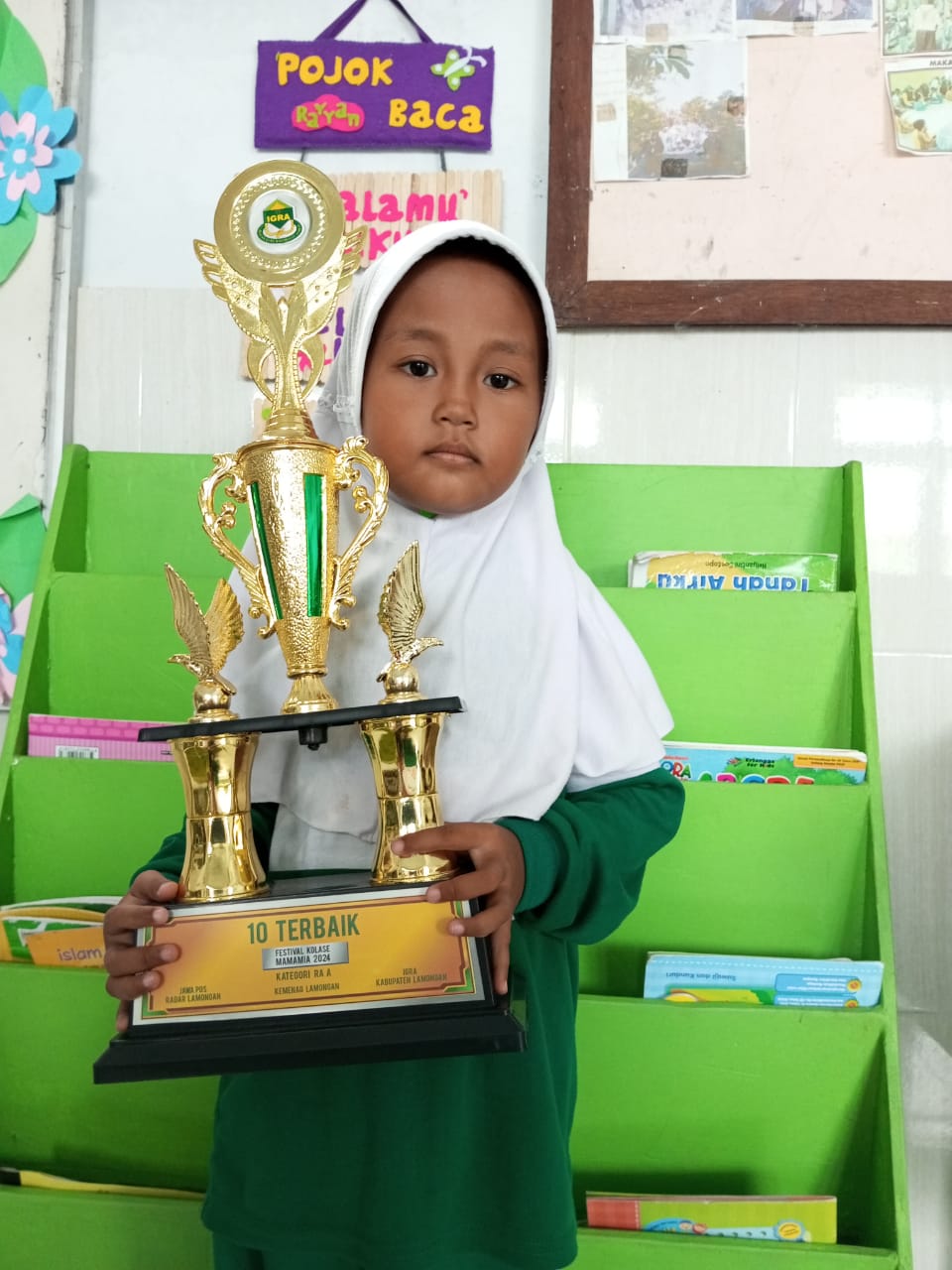 SUKA TONTON VIDEO SHOLAWAT: Aisya Sifa Alinarahman membawa piala 10 Terbaik Festival Kolase Mamamia 2024. (IST/RDR.LMG)