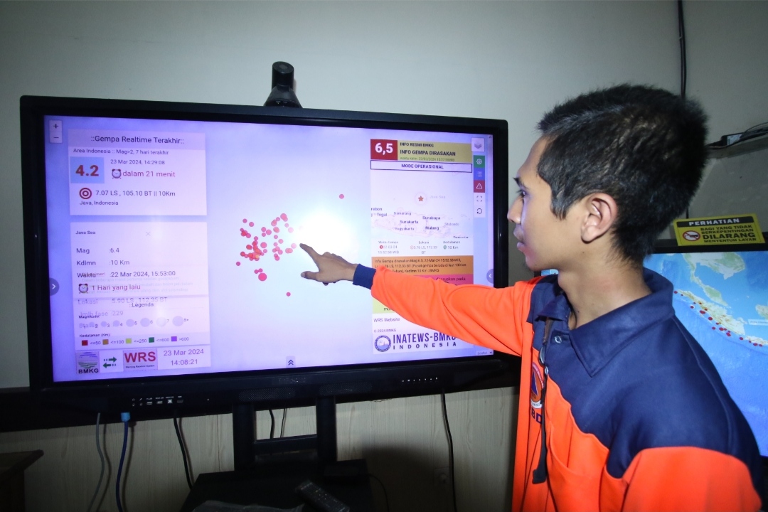 PANTAU : Petugas BPBD Lamongan terus pantau laporan melalui monitor warning receiver system (Anjar. / rdrlmg)