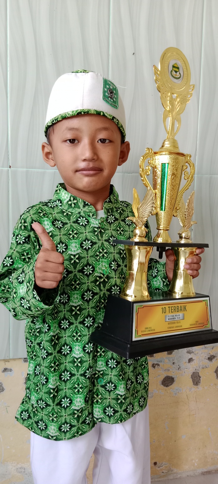 BELAJAR DIDAMPINGI IBU: Moch Najib Zaahirulhaq piala sepuluh terbaik Festival Kolase Mamamia 2024. (IST/RDR.LMG)