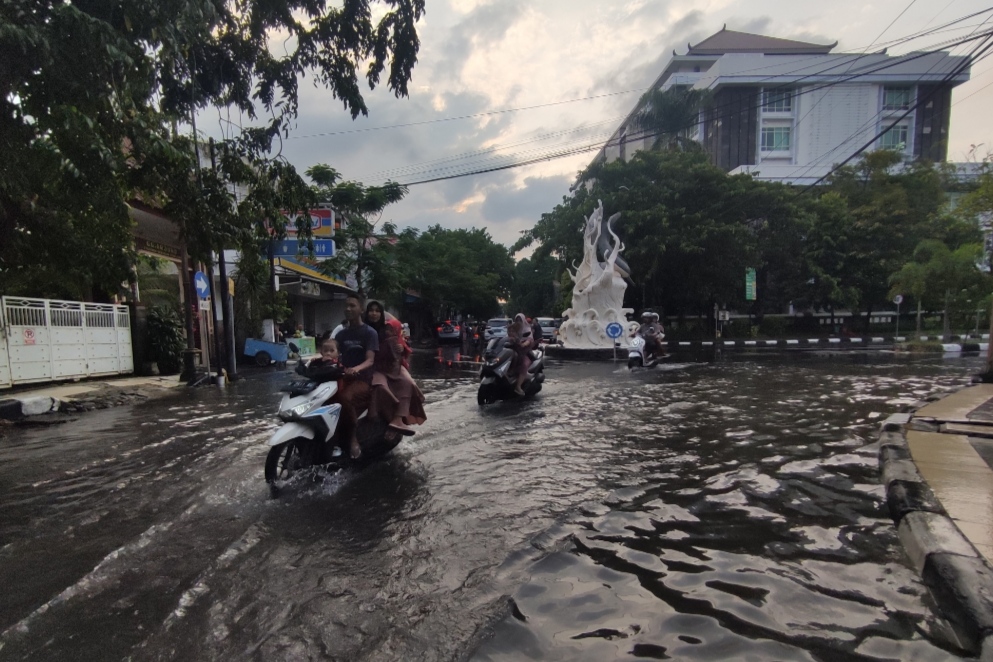 TERGENANG : Hujan deras, beberapa ruas jalan di Lamongan kota tergenang (Anjar. / rdrlmg)